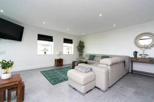Pass the Keys The View in Moelfre for 8 people with sea views