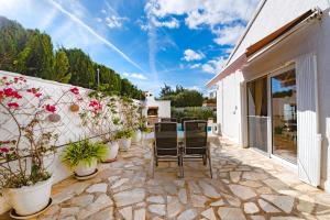 Sunbathing with private swimming pool