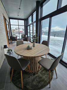 Stor og ny leilighet med fjordutsikt