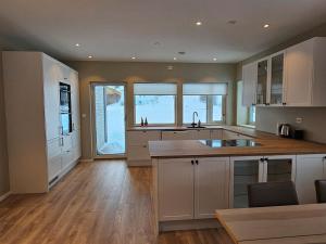 Stor og ny leilighet med fjordutsikt