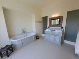 Villas Le Mas Maillane, residence du 18eme renove, piscine et jardin prive : photos des chambres