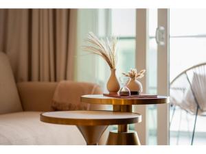 KeyRock Living - Stylish 1BR with Pool Access