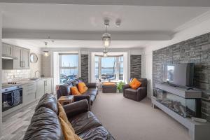 Spacious 3 Bedroom Sea View Flat