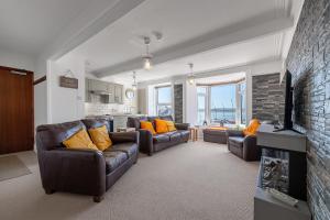 Spacious 3 Bedroom Sea View Flat