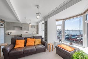 Spacious 3 Bedroom Sea View Flat
