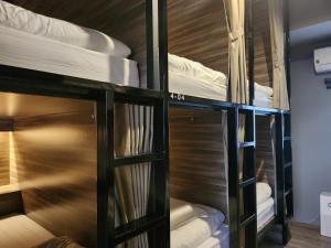 Giường tầng Thấp hơn trong Phòng ngủ tập thể cho cả Nam và Nữ. (Lower Bunk Bed in Mixed Dormitory Room)