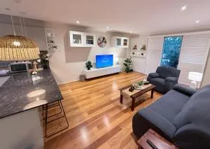 3BR Townhouse w Living Room Full Kitchen Laundry Internet Free Parking Trams Highpoint 6min City CBD 18min - Braybrook