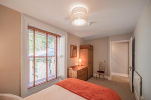 Spacious 3 Bedroom Sea View Flat