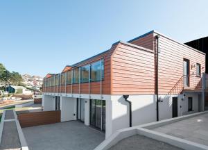 Avocet 2 Luxury Apartment with Pool and Parking