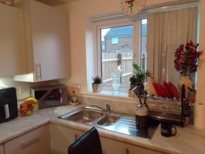 Home Away From Home At Ideal Home & Cottage,Inviting 4 Bedroom Apartment,Sleep 8, Ideal For Contractors, Family & Groups