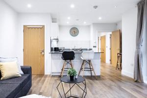 Central London Flat with Patio and Work Space Sleeps 4