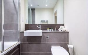 Modern new-built 1 Bedroom Apt in heart of LDN