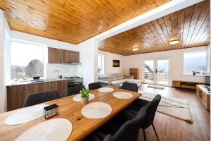 Travelers Nest by Casa Calatorului