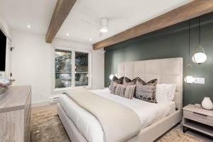 Fully Renovated 2 BR on River with Pool - Walk to Town!