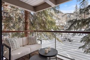 Fully Renovated 2 BR on River with Pool - Walk to Town!