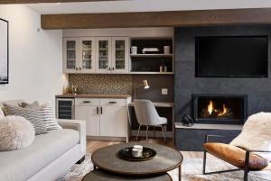 Fully Renovated 2 BR on River with Pool - Walk to Town!