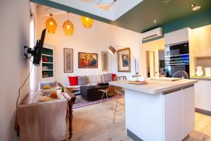 Stylish & Spacious 2-Bed Duplex in Cannes