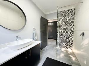 Afrique134 Baobab Tree Private Family Garden Suite