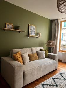 "Le Noeud vert" Appartement sur le thème de Nevers, 65 m2 en coeur de ville, parking à 200M avec accès inclus à salle de sport de 2000m2, Sauna & Hammam, by PRIMO C0NCIERGERIE