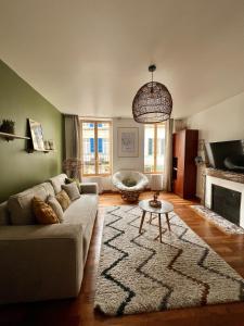 "Le Noeud vert" Appartement sur le thème de Nevers, 65 m2 en coeur de ville, parking à 200M avec accès inclus à salle de sport de 2000m2, Sauna & Hammam, by PRIMO C0NCIERGERIE