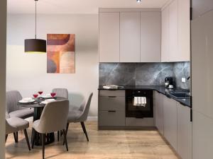 URBAN APARTMENTS GLOBAL SKYLINE 18th Floor No 02 Free Garage, Self Check-in, No Deposit