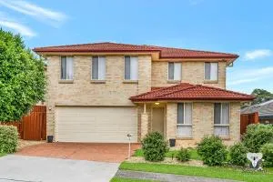 West Hoxton Spacious 7-Person Home with Backyard - Camden