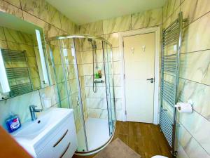 1BF-sleeps4-freeparking-pets-wifi- London