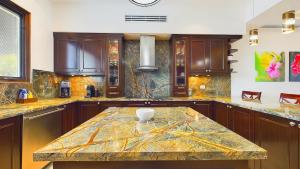 360 Splendor 208F- Ocean View Condo, Breakfast