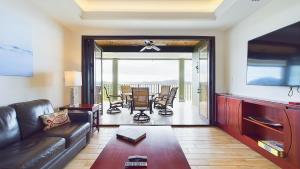 360 Splendor 208F- Ocean View Condo, Breakfast