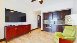 360 Splendor 208F- Ocean View Condo, Breakfast Included