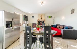 Maisons de vacances 2 Bedroom Cozy Home In Le Ferre : photos des chambres