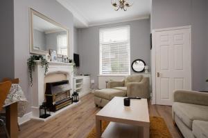 Three Bedroom House by Brookland Stays Serviced Accommodation Short Lets Manchester with Free WiFi