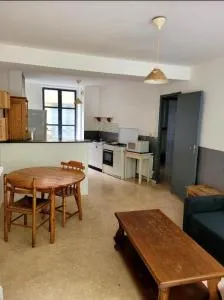 La Halle qui mène au Château - Francheval