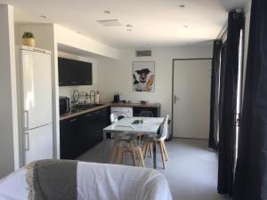 Appartements Rez-de-chaussee de villa 45m2, piscine, climatisation, parking : photos des chambres