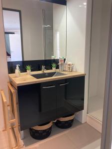 Appartements Rez-de-chaussee de villa 45m2, piscine, climatisation, parking : photos des chambres