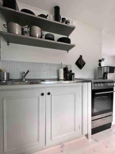 Solbackens guesthouse with sauna by the lake