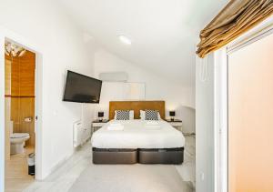 Luxurious Hillside Villa with Private Pool - Sea & Mountain Views