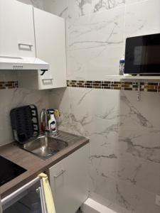 Appartements studio avec terrasse en face la gare d’Enghien a 15 minute de paris gare du nord et a 10 mn de stade de France : photos des chambres