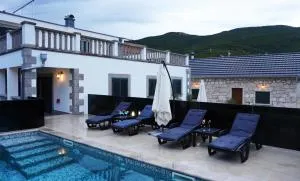 Villa Jokić with Jacuzzi & Seasonal Heated Pool - Zidine