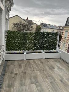 Appartements studio avec terrasse en face la gare d’Enghien a 15 minute de paris gare du nord et a 10 mn de stade de France : photos des chambres