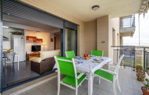 2 Bedroom Cozy Apartment In Moncafar