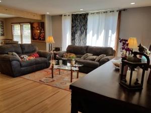 10 min to downtown-contemporary getaway