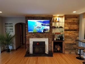 10 min to downtown-contemporary getaway