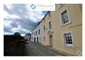 Watersedge Apartment- cosy home by the sea - Carnbee