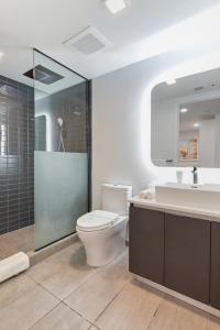 NEW Luxury Downtown Apartment - Gym Pool Workspace