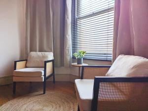 Colney Hatch Lane - Spacious 2-Bed 2-Bath Home with Private Garden