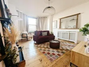 Colney Hatch Lane - Spacious 2-Bed 2-Bath Home with Private Garden - London