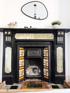 Colney Hatch Lane - Spacious 2-Bed 2-Bath Home with Private Garden