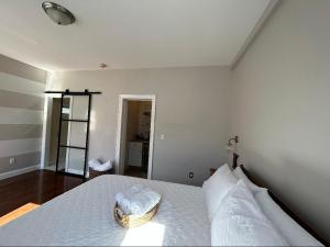 Newly Renovated One Bedroom Apartment !