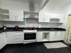 Flat confortável e espaçoso próximo ao aeroporto e hospital Hu